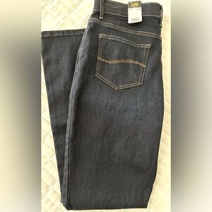 Lee Flex Motion Regular Fit Straight Leg Mid Rise Jeans.